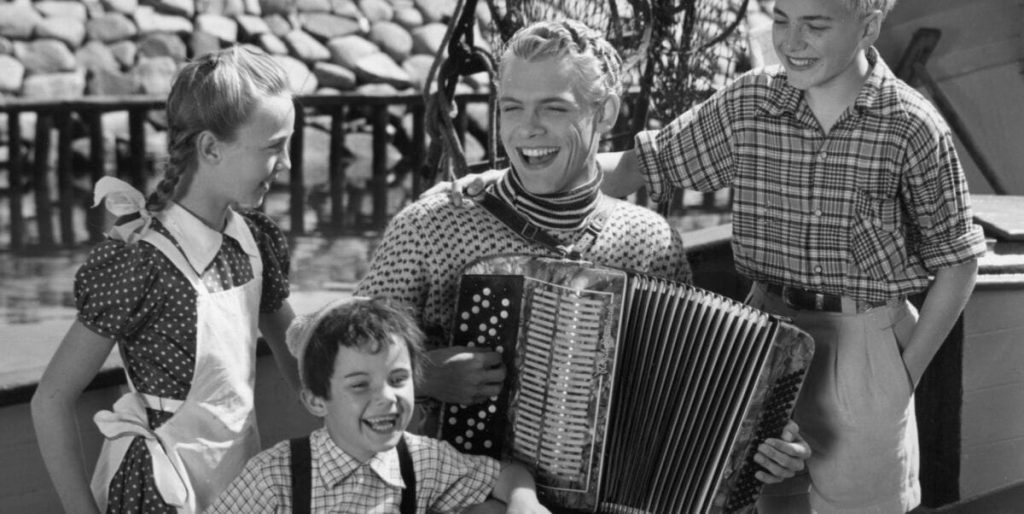 Sandheden om rollen som ‘Lille Per’: Paryk og kunstig mave