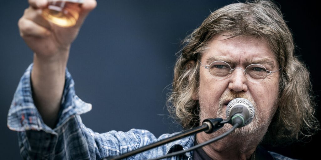 Afslører: Her er de særlige ord på Johnny Madsens gravsten