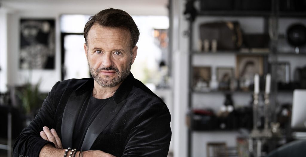 Dennis Knudsen med voldsom kommentar: “Du er rædselsfuld at høre på!”