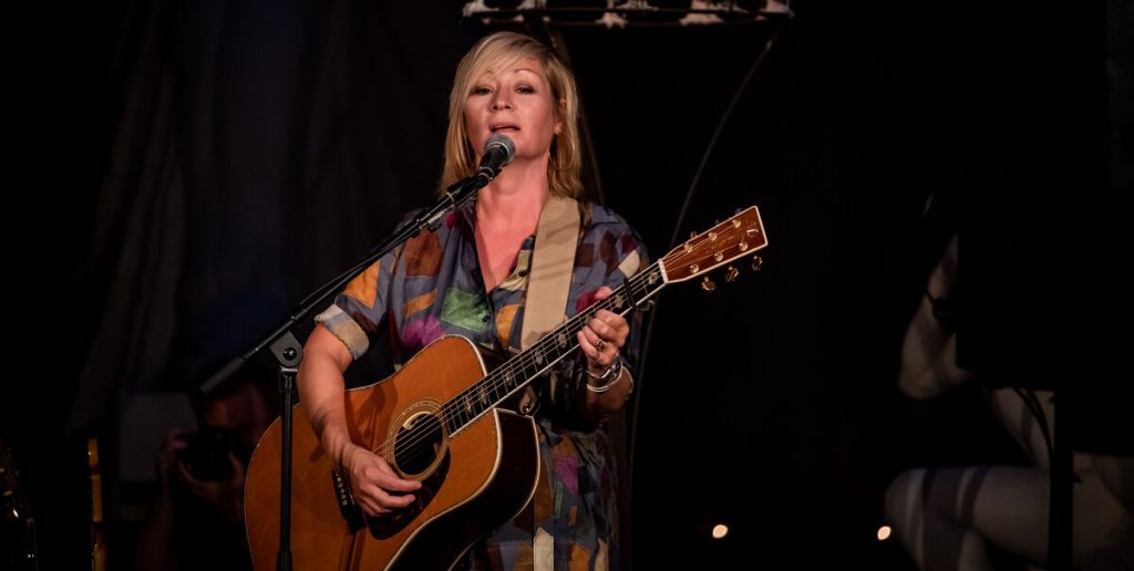 Dicte åbner om turbulent år: Var tæt på at miste barn