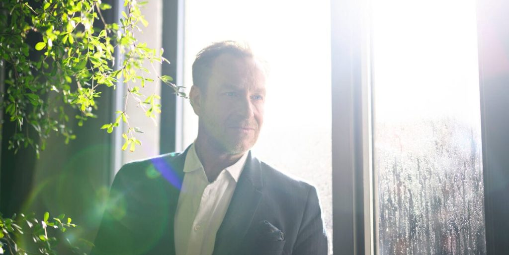 Dybt berørt Adam Price: Kan ikke holde tårerne tilbage