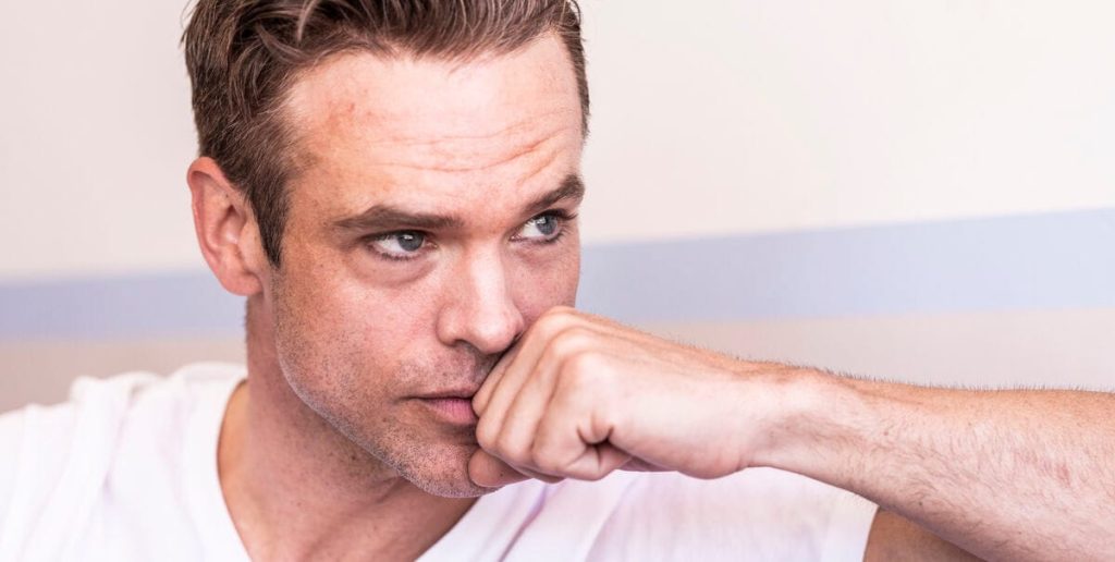 Av av av: Silas Holst deler billede af skade efter forestilling