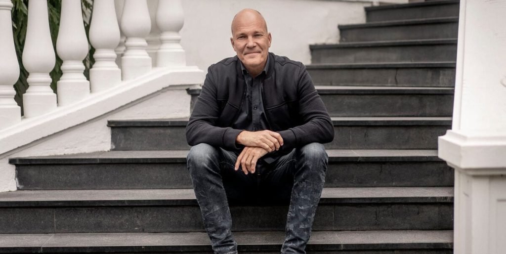 Et besøg på en lokal bar ændrede alt: Sådan mødte Jesper Steinmetz sin store kærlighed