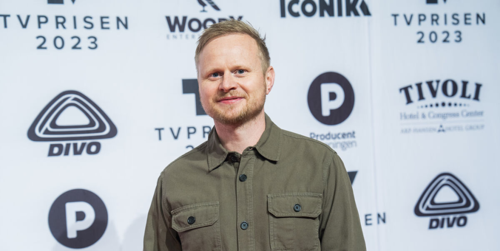 På scenen i København: Komiker viser besked fra Jonatan Spang