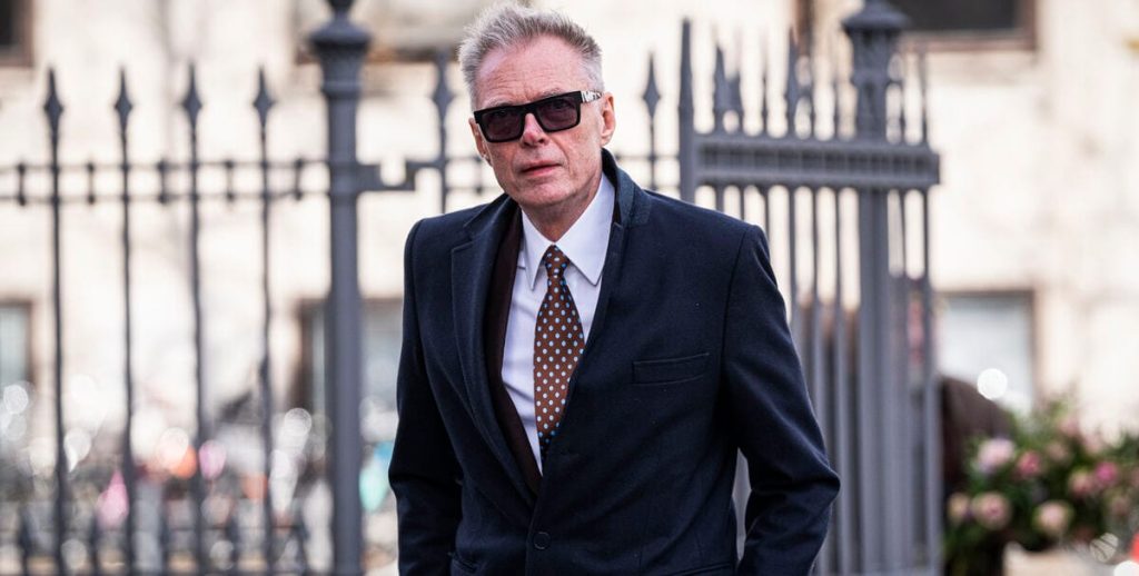 Klaus Riskær Pedersen sætter ord på forholdet med 34-årige Tara: “Vi hygger os”