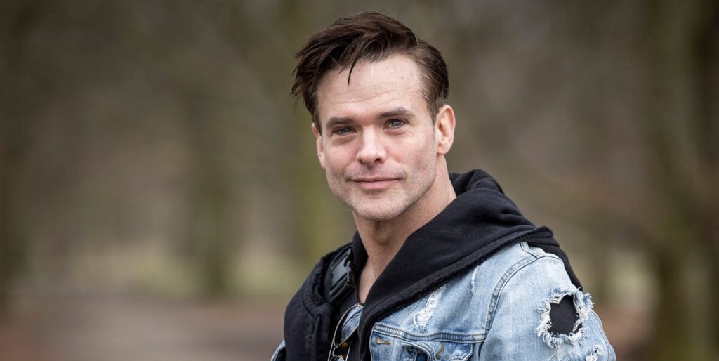 Sådan har du aldrig set Silas Holst før: “Jeg kalder ham Jeff”