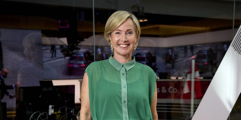 Rasmus Staghøj bød Natasja Crone velkommen med sjov gave