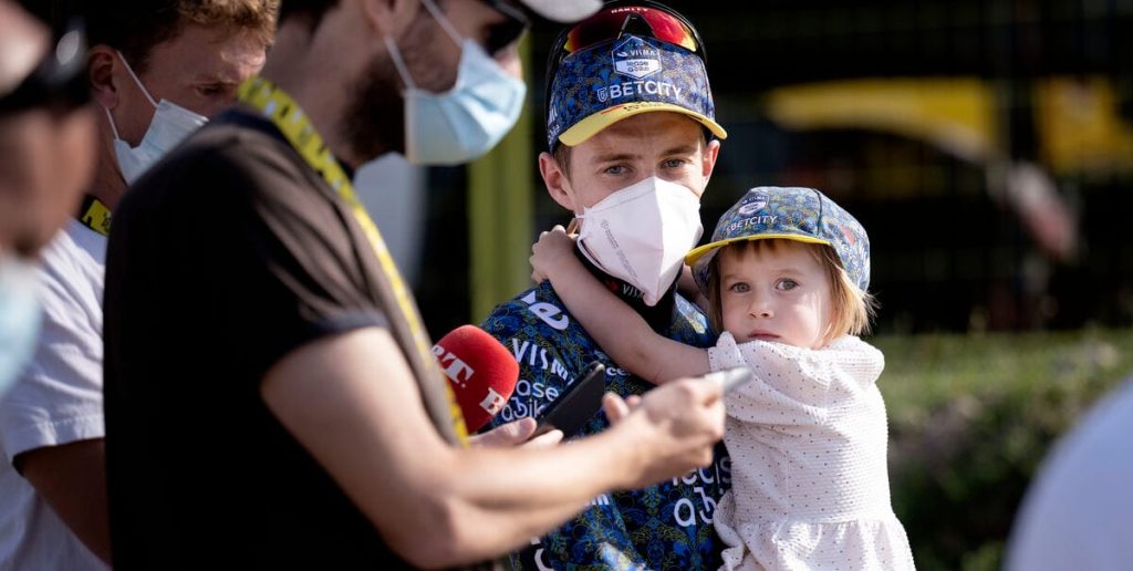 Claus og Karina Vingegaard afslører: Sådan er Jonas som far