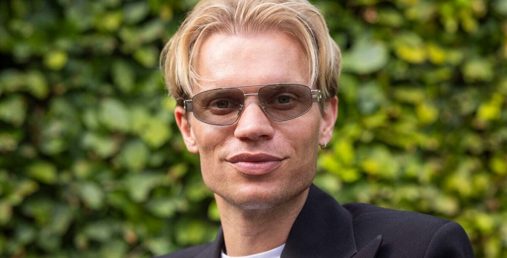 Han stod bag dronning Marys ikoniske kjole: Nu bliver han en del af stort modehus