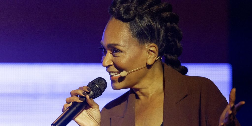 Et telefonopkald, der reddede Caroline Henderson: Nu deler hun sin historie