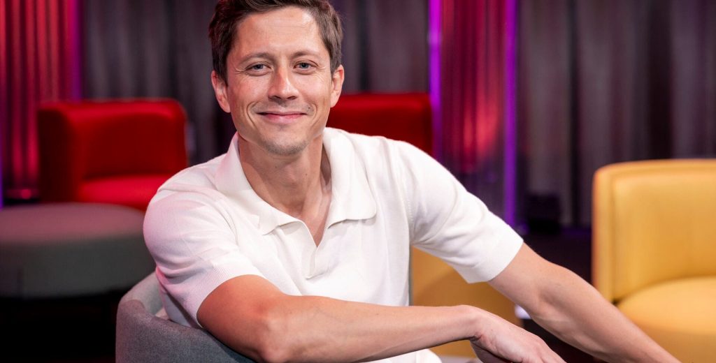 TV-værten Rasmus Staghøj overrasker kollegaerne: Se den søde video her