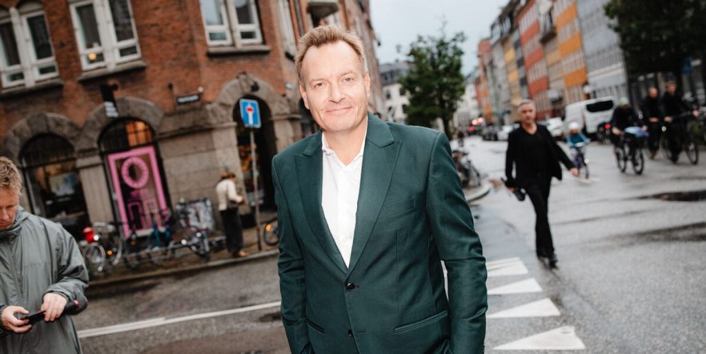 Fuld kvinde afbryder Rasmus Tantholdts live-udsendelse: Se klippet her