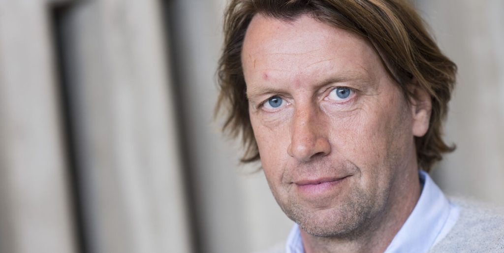 Har du også undret dig? Her er grunden til, at Anders Agger taler langsomt