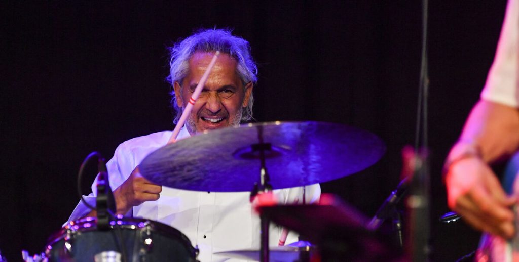 Skandaleramt Claes Antonsen hyldes: “Når det regner på præsten, drypper det på degnen”