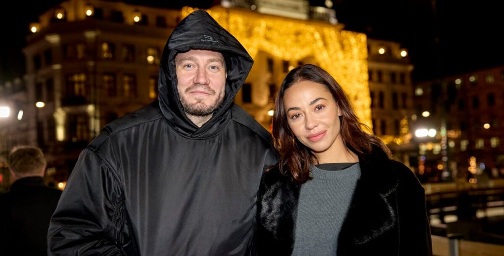 Bendtner på knæ: Nu viser lykkelige Sus Wilkens ringen frem