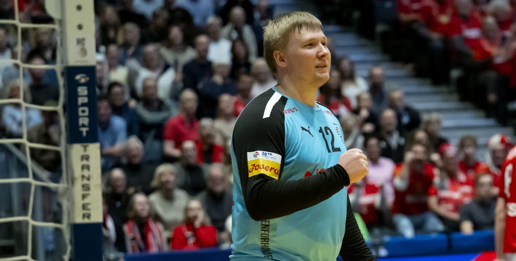 Efter romantisk ferie sydpå: Emil Nielsen er gået på knæ