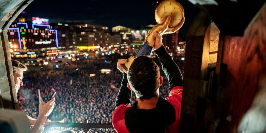 Bemærkede du detaljen? Derfor Face-timede Pytlick under fejringen på Rådhuspladsen