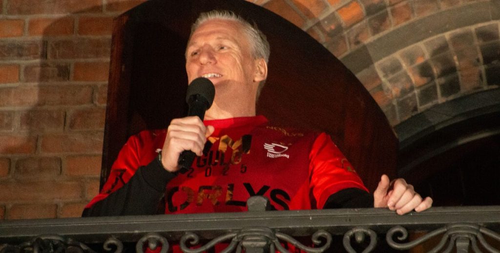 Et billede siger tusind ord: Nikolaj Jacobsen takker danskerne