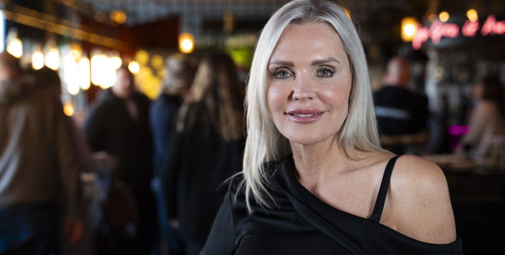 Janni Rees bog blev taget af hylderne efter strid med Karsten Ree: Nu er ny udgave klar