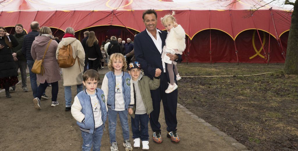 Dennis Knudsen deler hylende morsomt billede af Aura