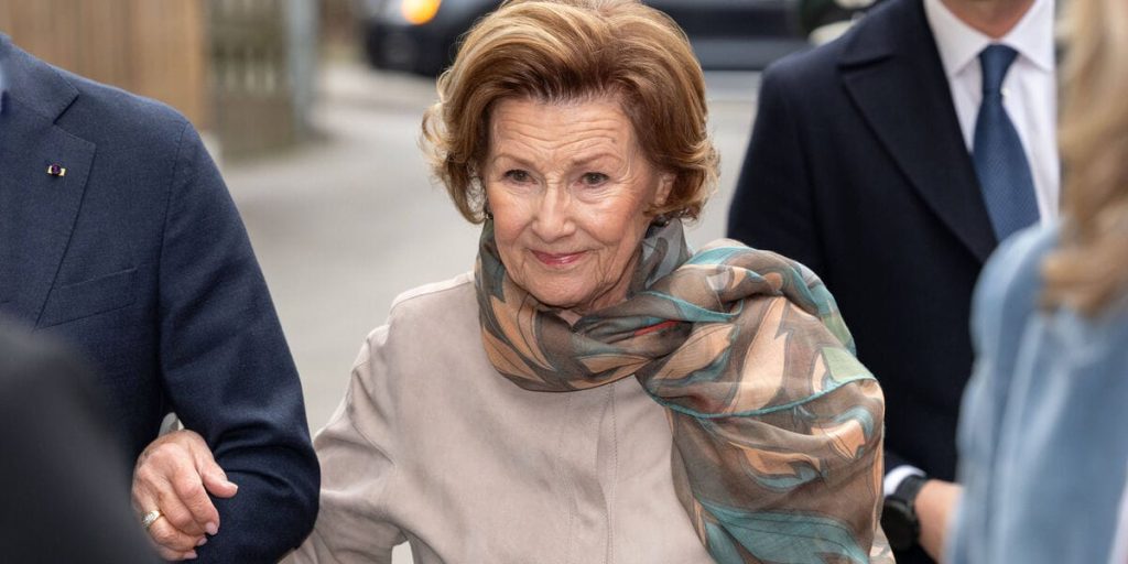 Dramatisk påske: Dronning Sonja hastet til hospitalet med helikopter