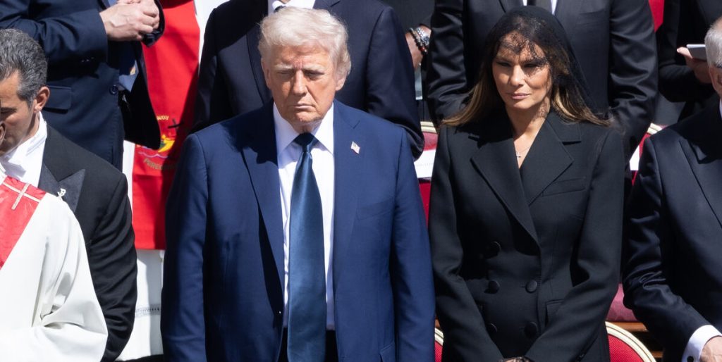 Mundaflæser afslører: Det hviskede Melania til Trump under pavens begravelse