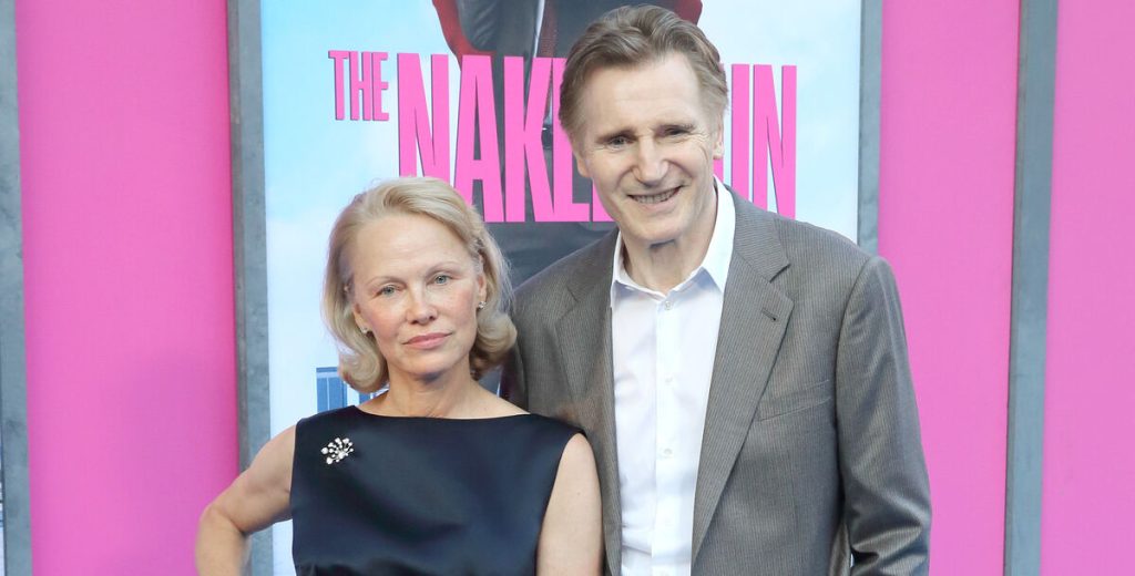 Er Pamela Anderson og Liam Neeson et par? Nu kommer de med kryptisk svar