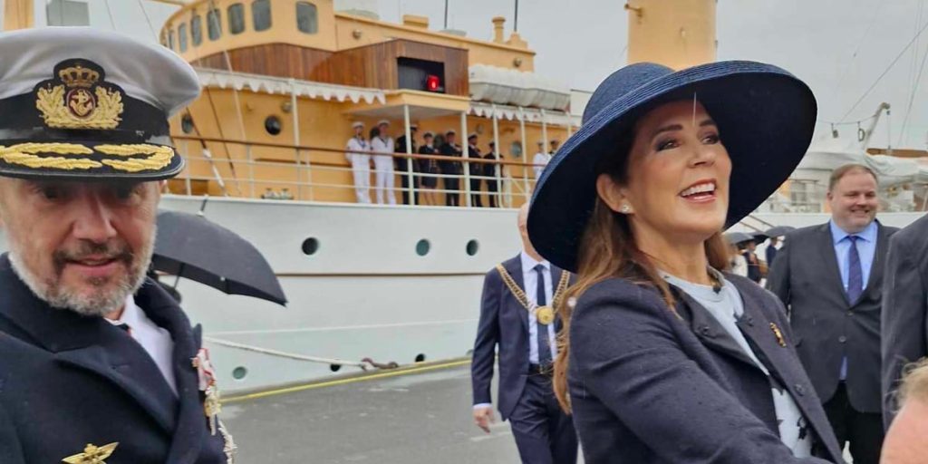 Royalt besøg tog uventet drejning: Gave fra tilskuer fik dronning Mary til at bryde sammen i grin