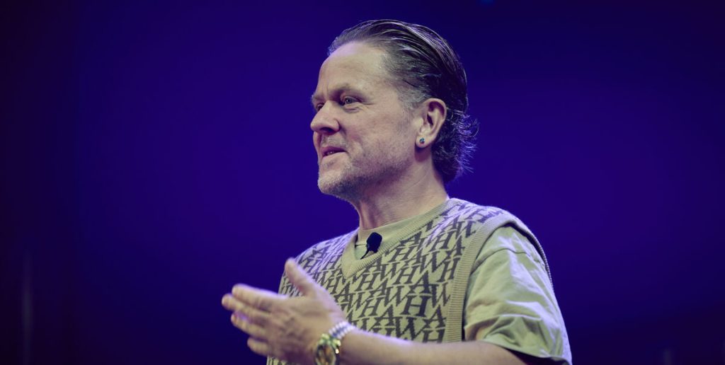 Uigenkendelig: Sådan har du ikke set Anders Matthesen før