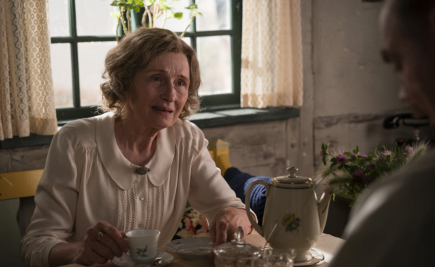 Kan du spotte fem fejl på et billede fra ‘Badehotellet’?