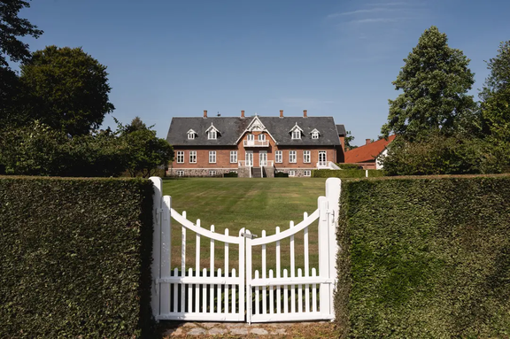 Nu er Ludvig Holsteins fødested til salg for svimlende sum