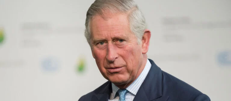 Fraværet har skabt harme: Derfor var kong Charles ikke med til Lilibets dåb