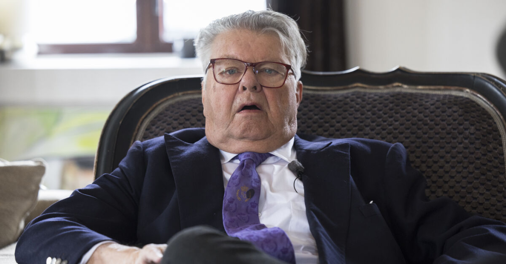 Christian Kjær hastet på hospitalet: Susan ved hans side