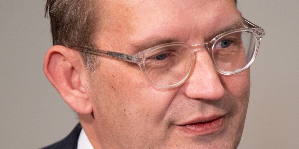 Trods bilulykke strålede lykken ud af Troels Lund Poulsen: Særlig gave af kongen