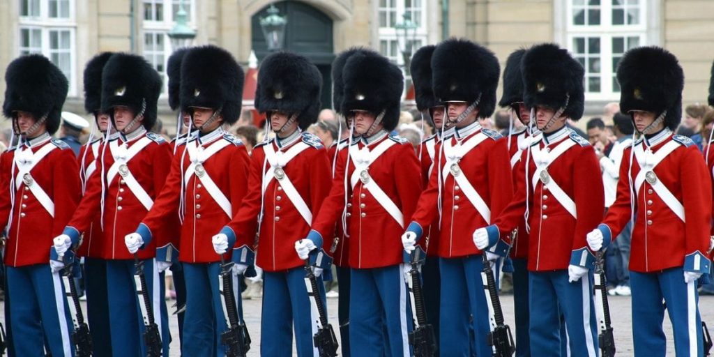 Bliver der holdt hånden over Den kongelige Livgarde? Ny dokumentar chokerer