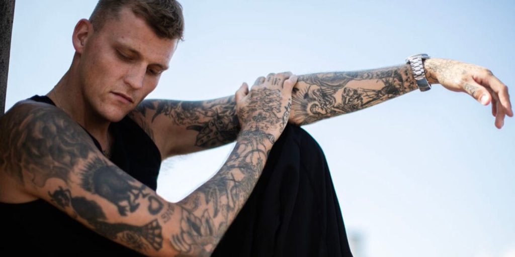 Bag tatoveringerne gemmer sig en barsk fortælling: Sebastian Bull bryder tavsheden