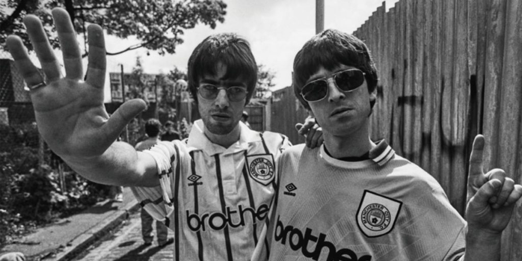 Sandheden bag 16 års tavshed: Ny bog om ‘Oasis’ musikalske op og nedtur på trapperne
