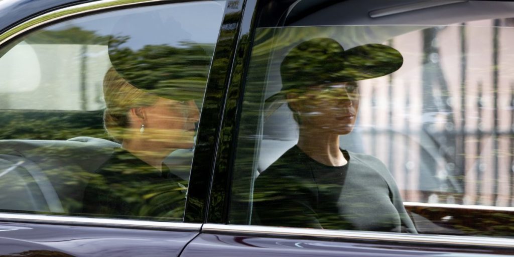 Kilde hævder: Sådan så dronning Elizabeth på Meghan Markle