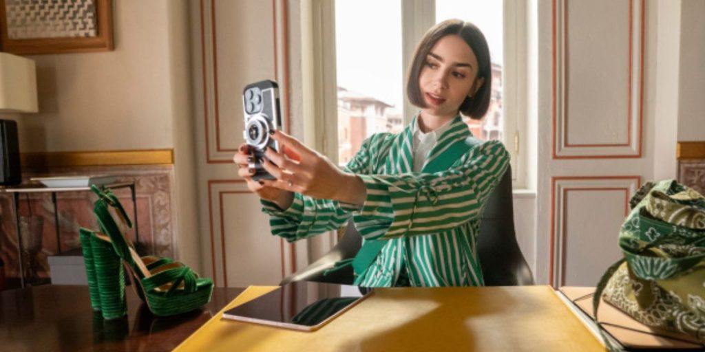 Dødsfald sætter optagelserne af ‘Emily in Paris’ på pause