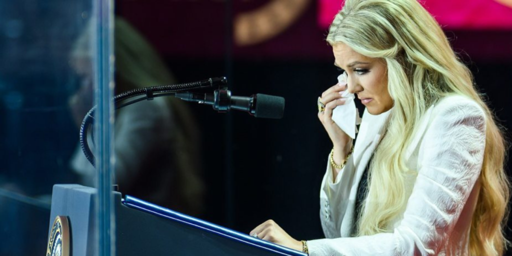 Derfor bar Erika Kirk hvidt til sin mands mindehøjtidelighed