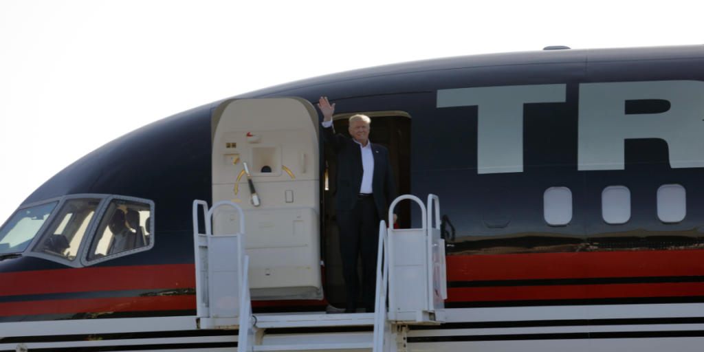 En gennemstegt bøf med ketchup: Dette spiser Donald Trump helst på sit privatfly