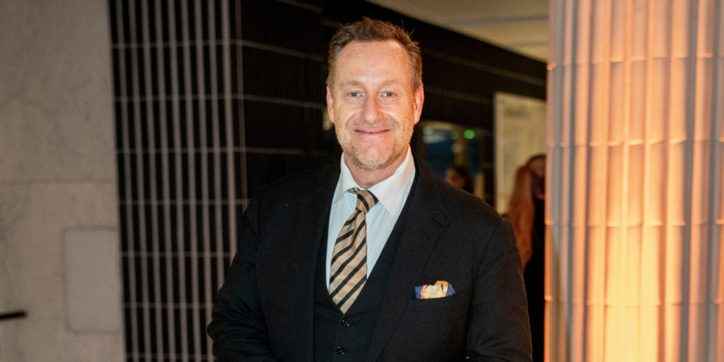 Er det virkelig hende? Adam Prices eks dukker op i “Spise med Price”