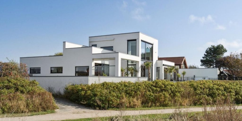 Dennis Knudsen sætter sin lækre ‘million’funkis-villa til salg: Se billeder i artiklen