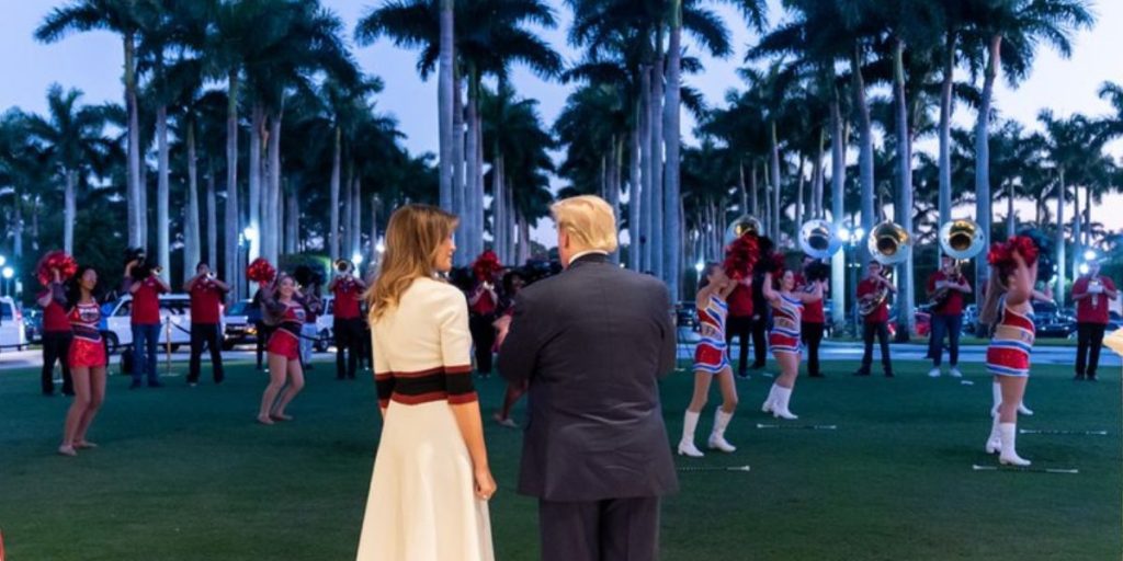 Da Trump gik på knæ: Sådan friede han til Melania