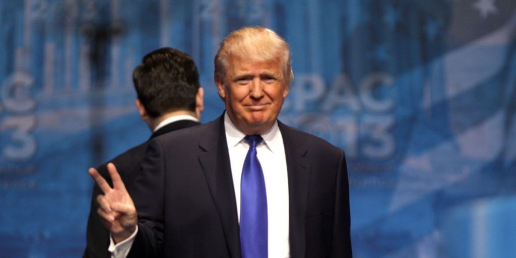 Trump beder sine støtter om 15 dollars for at komme i himlen