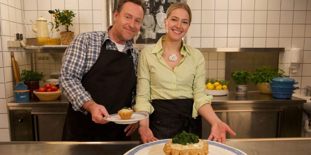 Adam Price vender tilbage: Men denne gang har han skiftet hende ud