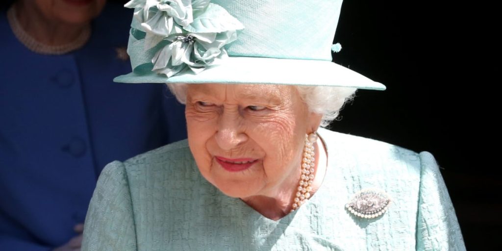 Mundaflæser afslører: Det hviskede dronning Elizabeth under Charles og Camillas bryllup