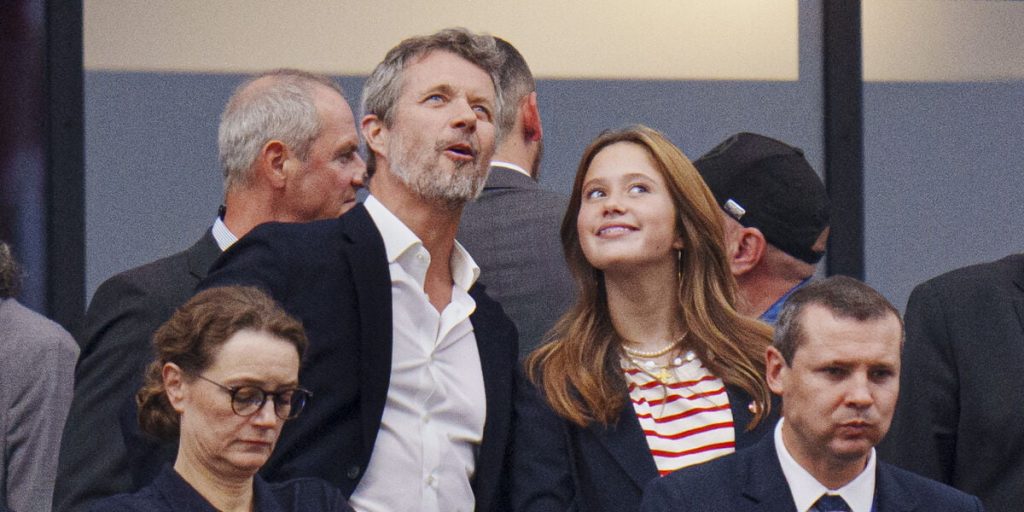 Kong Frederik vækker opsigt til EM: Hvorfor har han den ikke på?