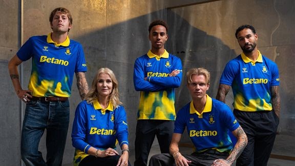 Helle Thorning-Schmidt i helt nyt projekt: Står bag ny fodboldtrøje