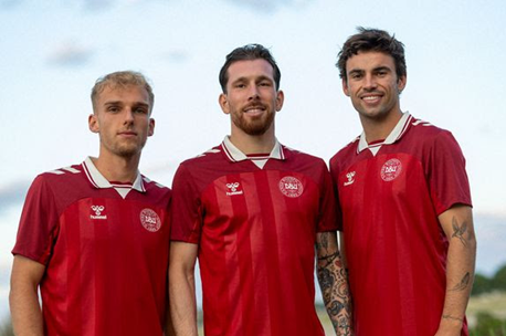 En stærk hyldest: Herrelandsholdet spiller i kvindernes EM-trøje